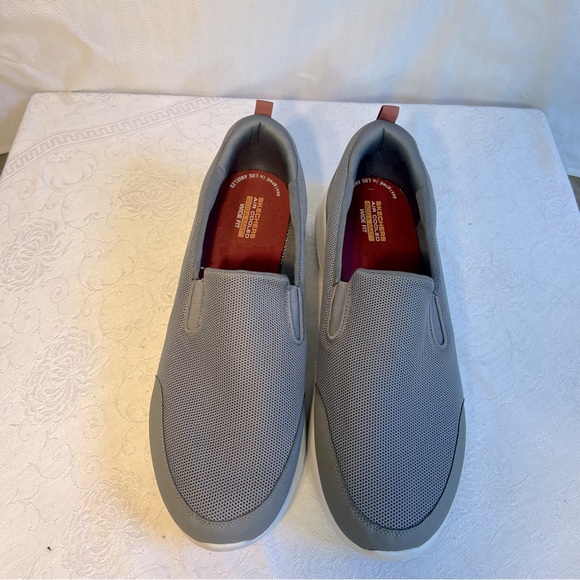 Skechers goga Go Walk Performance Max High Rebound Sneaker Slip On EUC 16WW - Picture 1 of 12